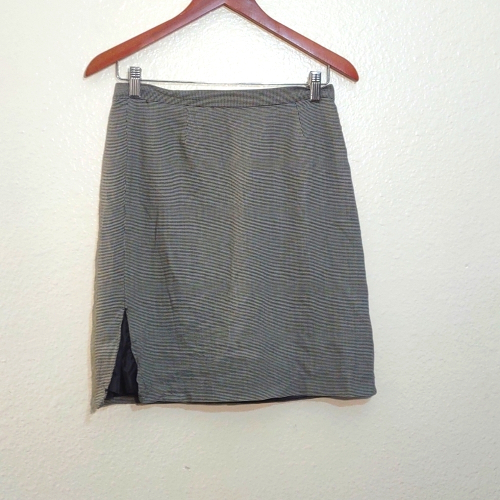 PRE OWNED DNKY SKIRT BLACK AND WHITE PATTERN SIZE 8